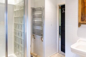 House, Multiple Beds | Bathroom
