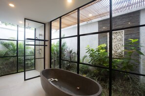 Separate bathtub and shower, hydromassage showerhead, free toiletries - The Kons Villa Bali Seminyak (Seminyak)