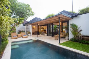 Outdoor pool, pool loungers - The Kons Villa Bali Seminyak (Seminyak)