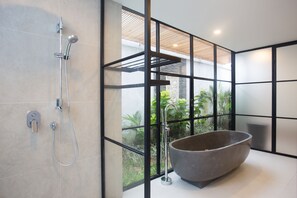 Separate bathtub and shower, hydromassage showerhead, free toiletries - The Kons Villa Bali Seminyak (Seminyak)