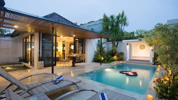 Outdoor pool, sun loungers