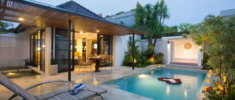 Piscine extérieure, chaises longues