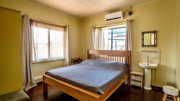 Apartment | 2 bedrooms, iron/ironing board, free WiFi, bed sheets