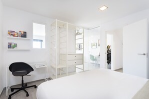 1 habitación, tabla de planchar con plancha y cuna de viaje 