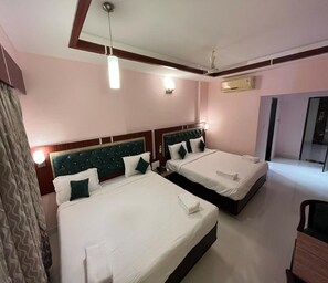 Egyptian cotton sheets, premium bedding, desk, free WiFi - Daffodil Inn (Kilvelur)