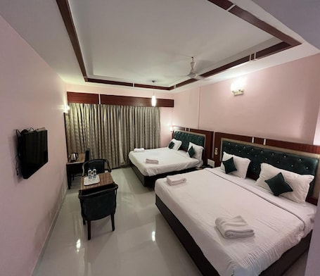 Family Quadruple Room | Egyptian cotton sheets, premium bedding, desk, free WiFi