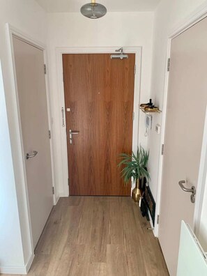 1 bedroom, iron/ironing board, bed sheets - Stylish and Chic 1 Bedroom Apartment in Canning Town (London)