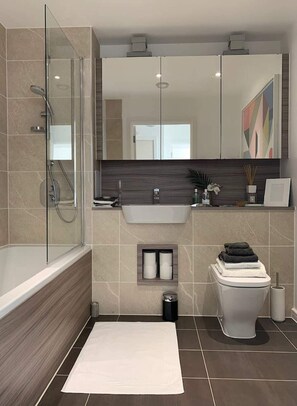 Basic-lejlighed - 1 kingsize-seng | Badeværelse | Håndklæder, Sæbe, Shampoo, Toiletpapir