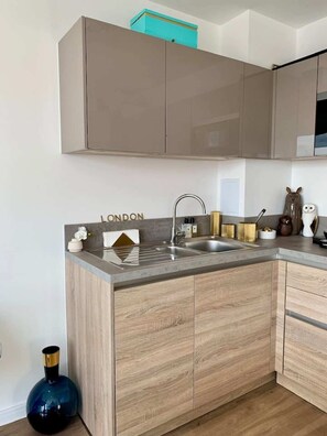 Private kitchen - Stylish and Chic 1 Bedroom Apartment in Canning Town (London)