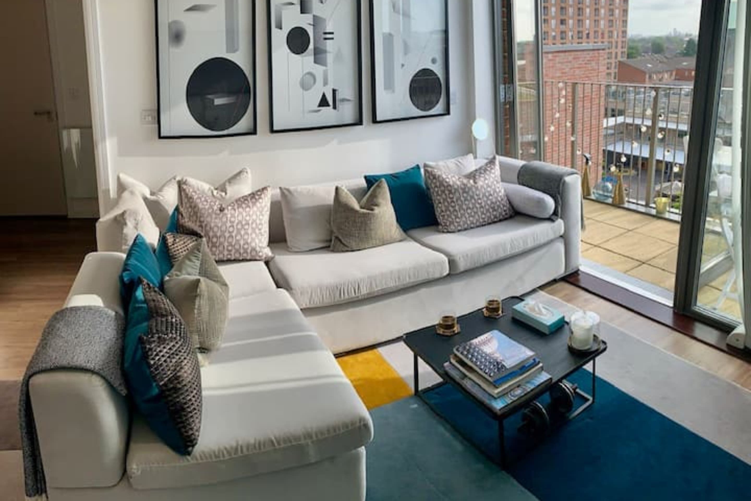 Basic-Apartment, 1 King-Bett | Wohnzimmer | Fernseher