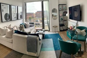 Basic Apartment, 1 King Bed | Living area