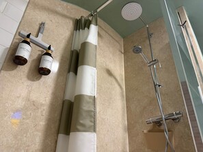 Regadera, secadora de cabello, toallas, papel de baño 