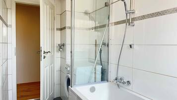 Combined shower/tub, towels, soap, toilet paper