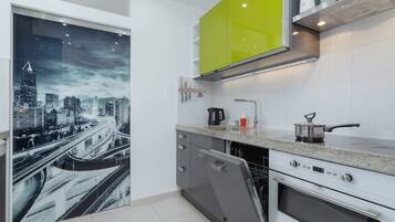 Fridge, oven, stovetop, dishwasher