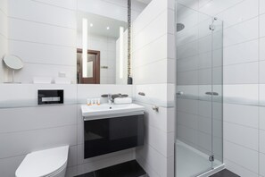 Shower, hair dryer, towels, shampoo