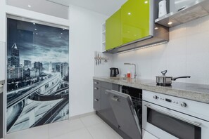 Fridge, oven, stovetop, dishwasher