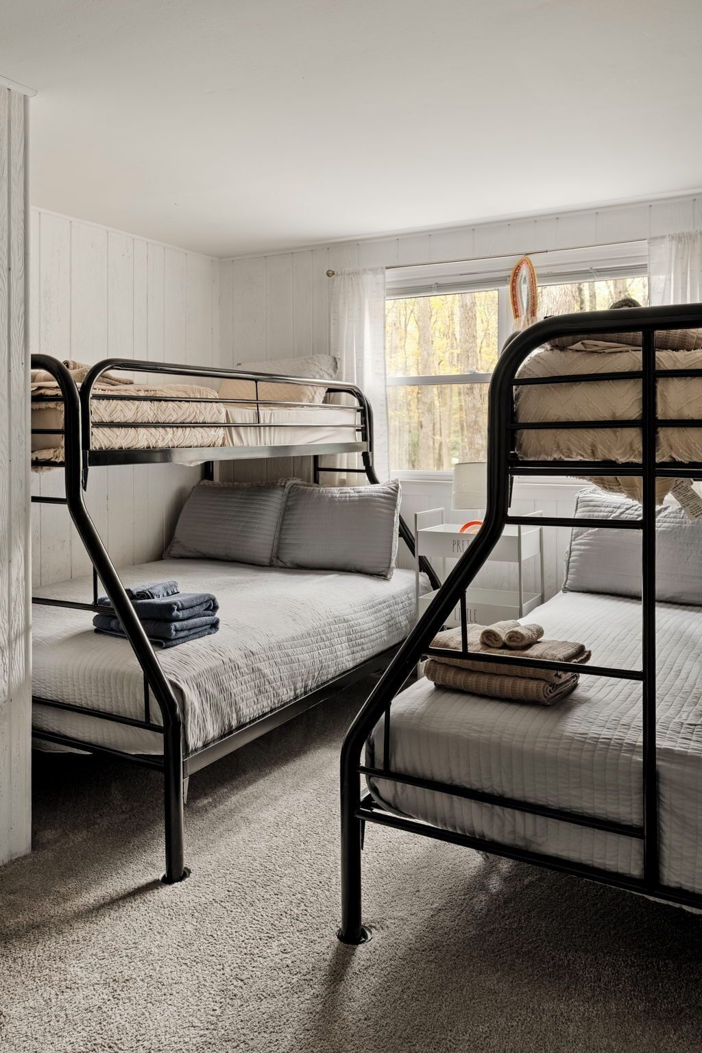 2 quartos, ferros/tábuas de passar roupa, berço de viagem