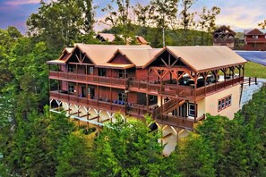 Exterior - GraceView Lodge: Indoor Pool, Mtn Views, Large Outdoor Patio, Fire Pit, Hot Tub, Theater and more... (Sevierville)