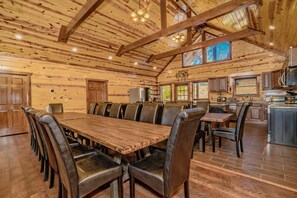 Dining - GraceView Lodge: Indoor Pool, Mtn Views, Large Outdoor Patio, Fire Pit, Hot Tub, Theater and more... (Sevierville)