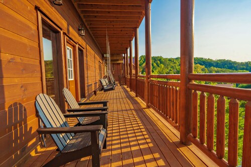 GraceView Lodge: Indoor Pool, Mtn Views, Large Outdoor Patio, Fire Pit, Hot Tub, Theater and more...