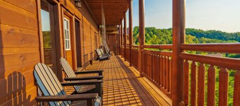 GraceView Lodge: Indoor Pool, Mtn Views, Large Outdoor Patio, Fire Pit, Hot Tub, Theater and more...