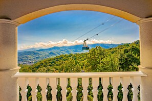 Property grounds - Barbie's Destiny Chalet: Mtn Views, Gatlinburg, Hot Tub, Wi-Fi, near Attractions (Gatlinburg)