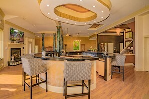Dining - Barbie's Destiny Chalet: Mtn Views, Gatlinburg, Hot Tub, Wi-Fi, near Attractions (Gatlinburg)