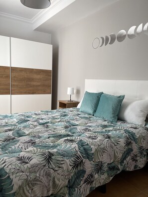 2 slaapkamers, een strijkplank/strijkijzer, reisbedje, gratis wifi