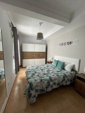 2 makuuhuonetta, silitysrauta/-lauta, vauvan matkasänky, ilmainen Wi-Fi