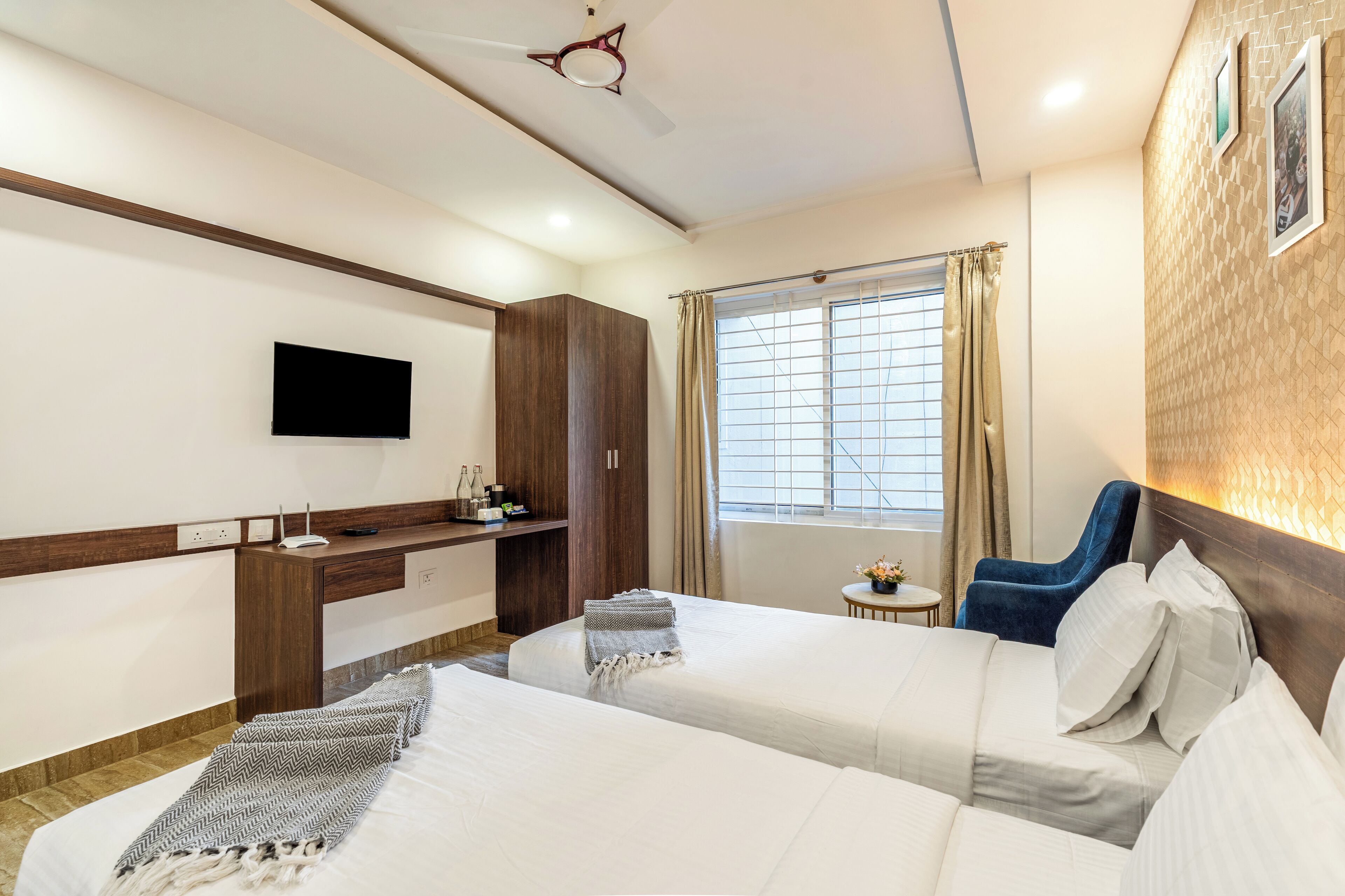 Executive Twin Room | Minibar, in-room safe, individually decorated, individually furnished