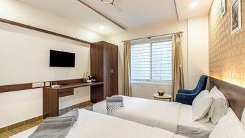 Executive Twin Room | Minibar, in-room safe, individually decorated, individually furnished