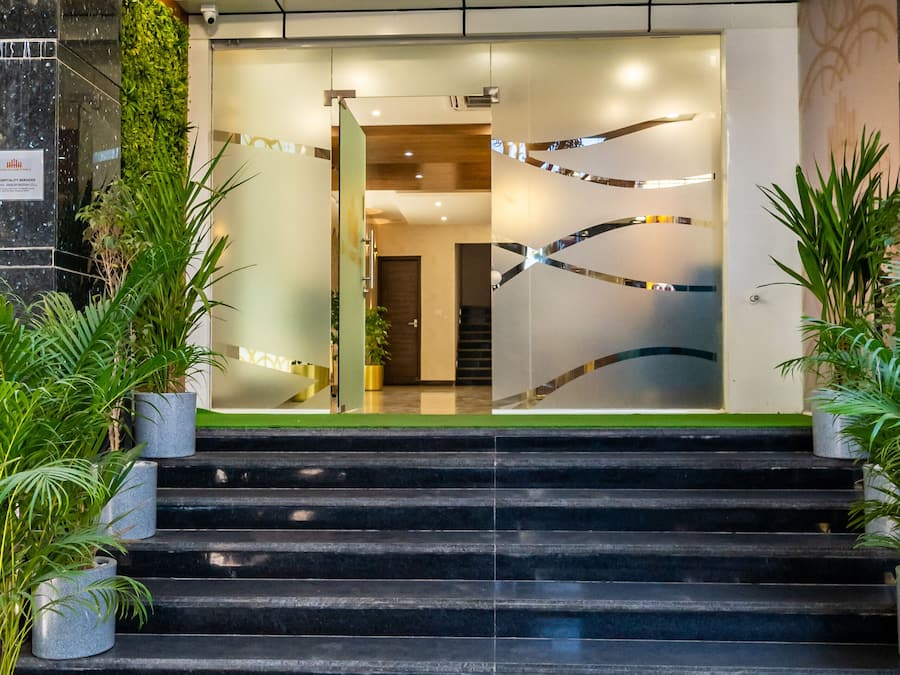 Premium Room | Minibar, in-room safe, individually decorated, individually furnished