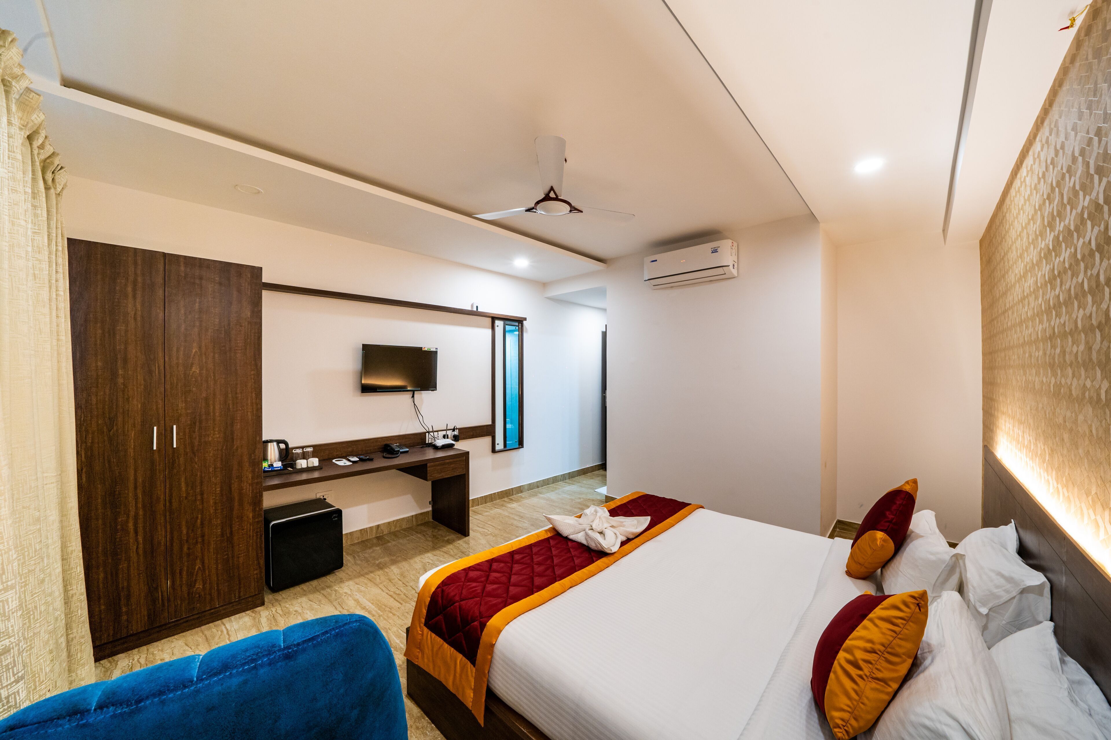 Minibar, in-room safe, individually decorated, individually furnished