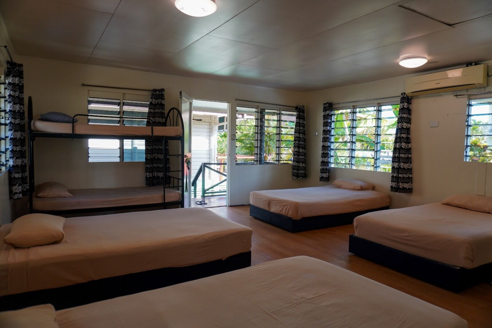 標準共用宿舍, 男女混合宿舍, 非吸煙房, 泳池景 | 床單