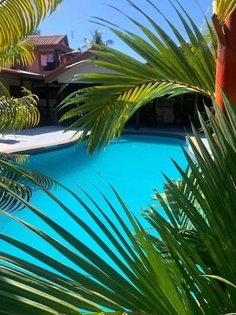 Ducha, cabezal de ducha con hidromasaje, toallas, jabón