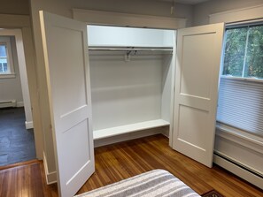 1 bedroom, iron/ironing board, Internet, bed sheets - Jamestown In-Town Apartment Unit B - (Jamestown)