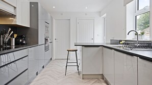 Wasserkocher mit Kaffee-/Teezubehör, Kühlschrank, Mikrowelle, Ofen