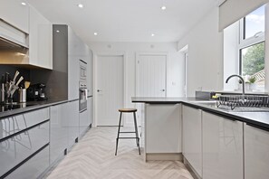 ثلاجة، ميكروويف، فرن، موقد طهي مسطح