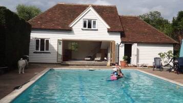 Una piscina al aire libre
