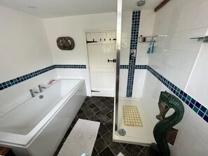 Badewanne, Haartrockner, Handtücher, Seife