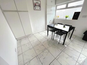Dining - Lovely 3-bed House in Grays, Close to Shops (Grays)