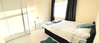 Lovely 3-bed House in Grays, Close to Shops