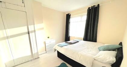 Lovely 3-bed House in Grays, Close to Shops