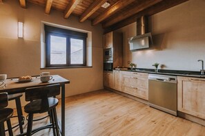 Fridge, microwave, oven, stovetop - Fidalsa Rest Station (Villadiego)