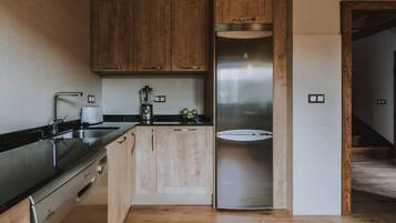 Una cocina moderna con gabinetes de madera, electrodomésticos de acero inoxidable y lavavajillas integrado.