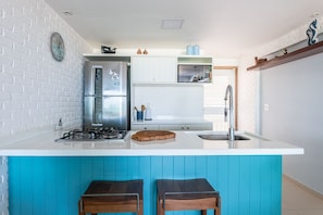 Apartamento | Cozinha privada | Geladeira grande, micro-ondas, fogão, cooktop