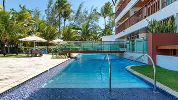Apartamento | Piscina | 4 piscinas externas, barracas de cortesia, guarda-sóis