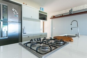 Apartamento | Cozinha privada | Geladeira grande, micro-ondas, fogão, cooktop
