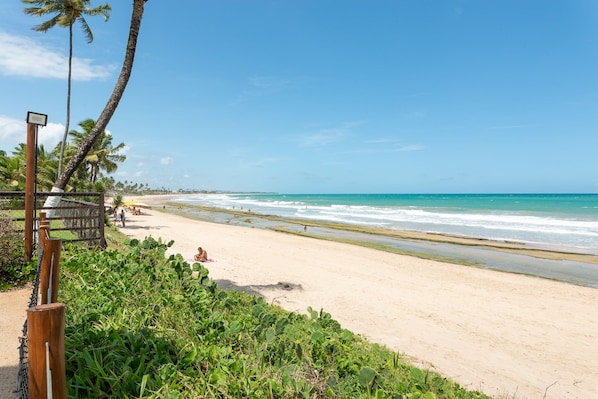 En la playa, arena blanca, camas de playa gratis