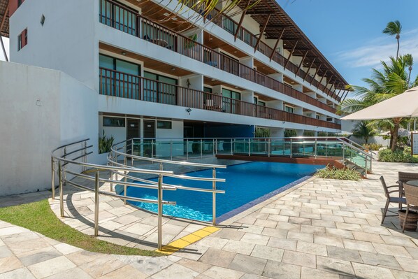 4 outdoor pools, free cabanas, pool umbrellas